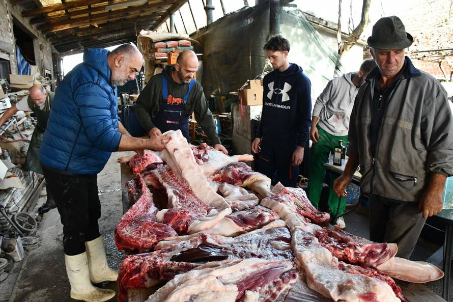 Ekipa 24sata na slavonskom kolinju: Vatra, krofne, rakijica i tajni recept za najbolje kobasice