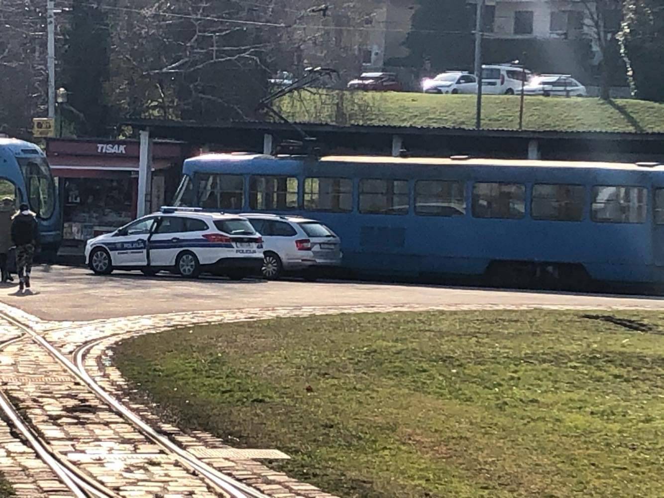 Zagreb: Razbijeno staklo na tramvaju i čovjek krvave glave