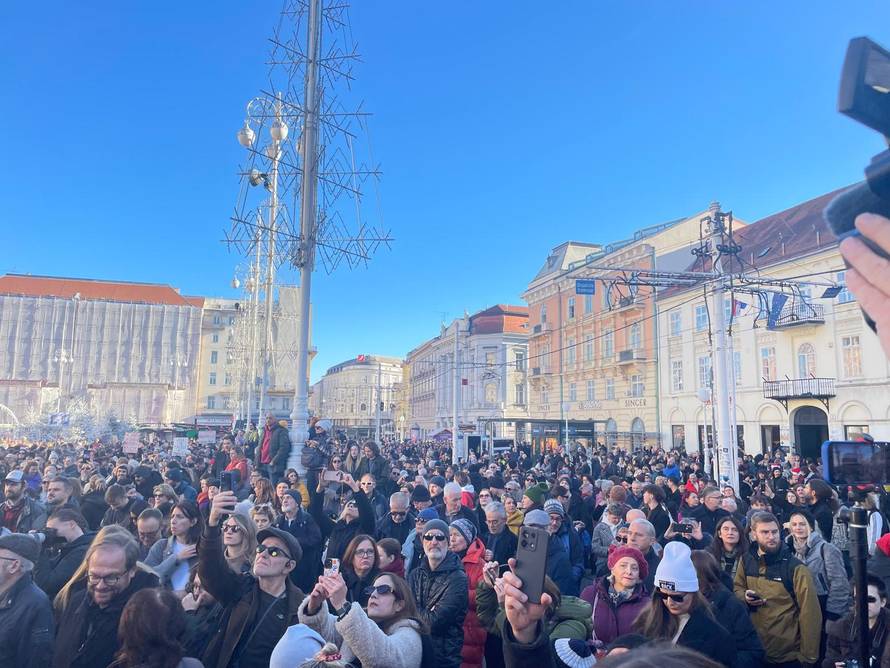 FOTO Marš protiv fašizma: U Rijeci policija spriječila sukob, u Zadru povorku napali bojom