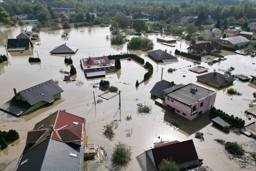 Snimke dronom pokazuju razmjere poplava u Češkoj