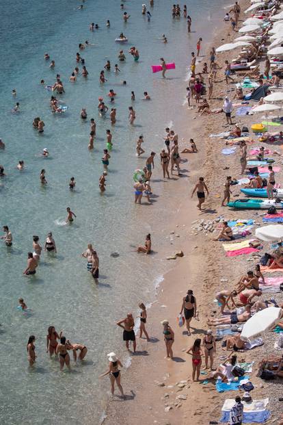 FOTO Plaža Banje u Dubrovniku skoro se ne vidi od suncobrana