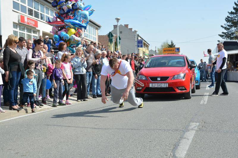 'Bjelovarski div' u Čazmi vukao šest automobila - istovremeno