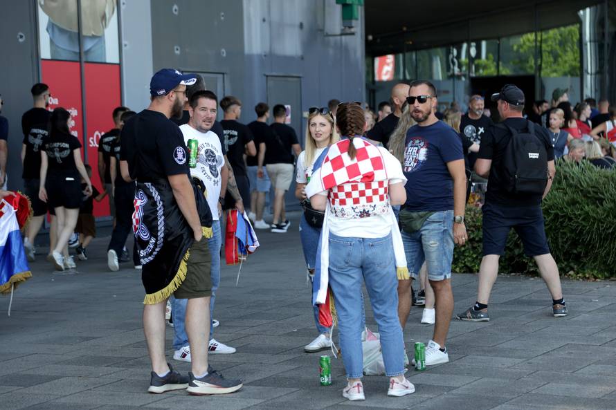 Zaprešić: Navijači se okupljaju uoči koncerta Marka Perkovića Thompsona