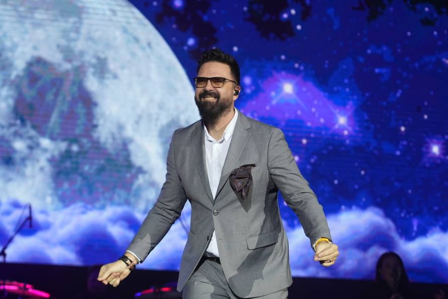 Beograd: Petar Grašo održao je u Sava centru koncert u sklopu regionalne turneje "Volim i postojim" povodom 30 godina karijere