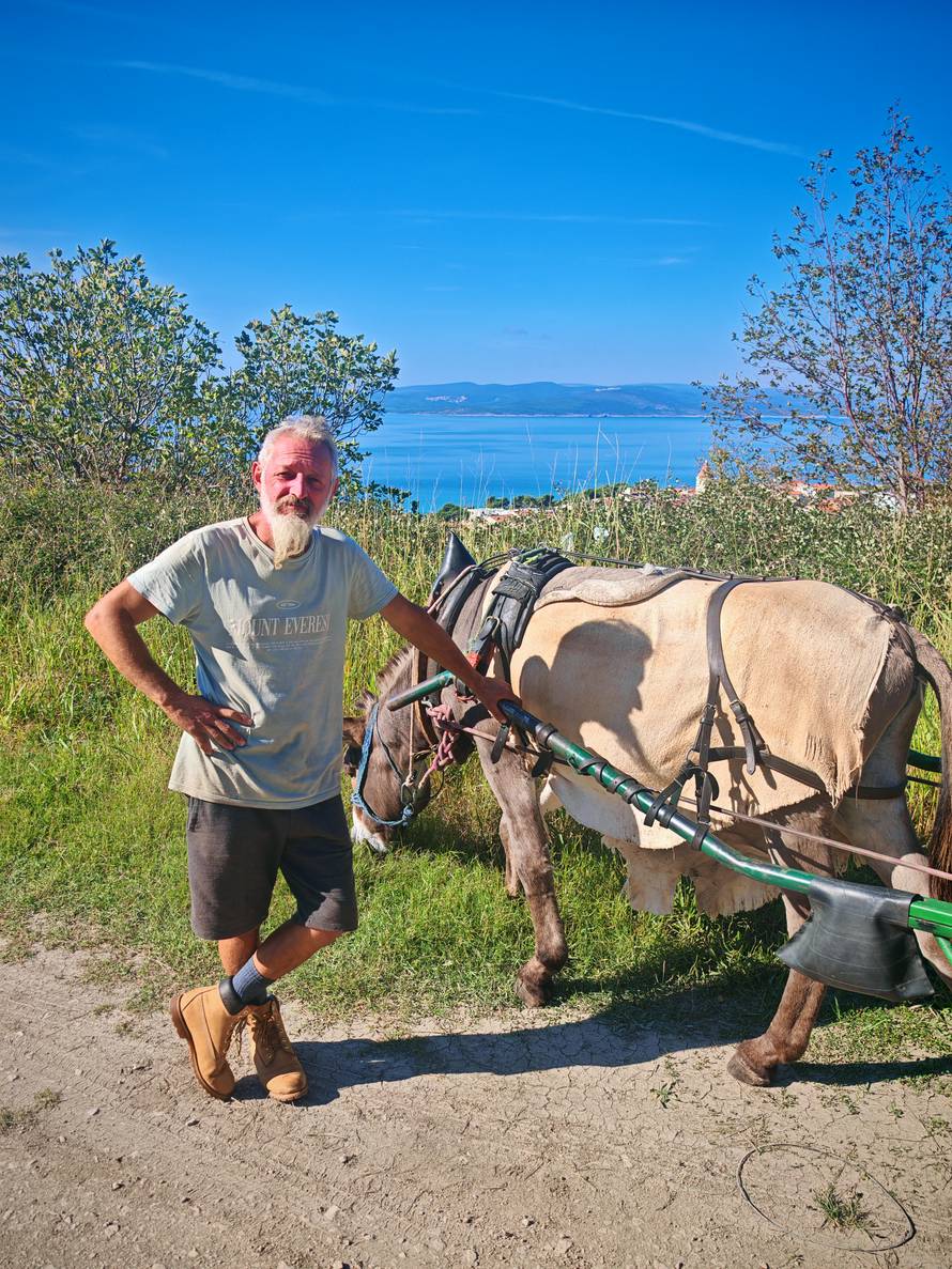 Francuz putuje od Marseillea do Indije - na magarcu!