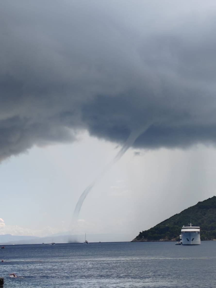 FOTO/VIDEO Pijavica iznenadila turiste na Visu: 'Izgledala je kao tornado, nismo baš bili mirni...'