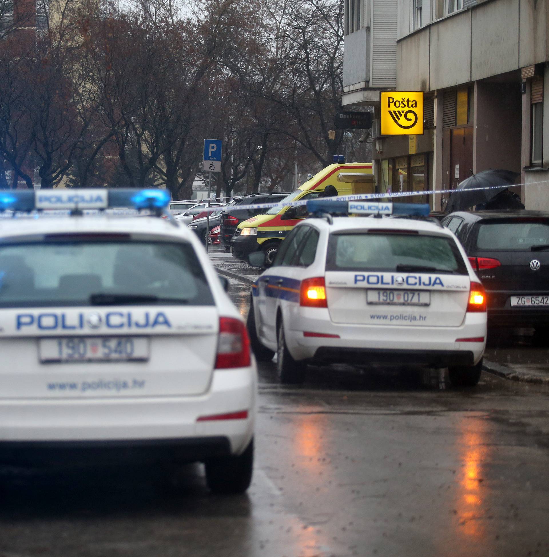 Spasila ga pancirka: Pljačkaš pošte pucao zaštitaru u prsa