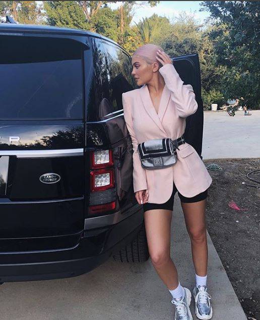 Neobičan stil: Kylie je obukla crni kombinezon za sunčanje