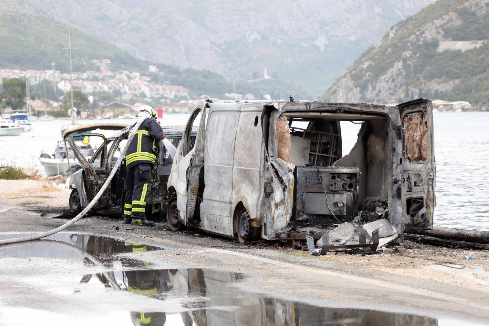 VIDEO Požar kod Dubrovnika: Gorjele brodice, jedan kombi, automobili, crni dim je posvuda