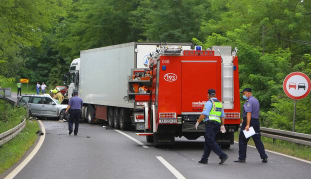 Krnjak: Vozač osobnog automobila poginuo u sudaru s teretnim kamionom