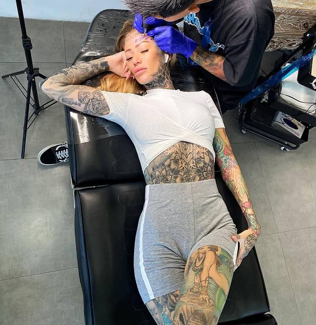 FOTO Tetovažama prekrila 95% tijela! Nećete vjerovati kako je Becky (37) izgledala ranije...