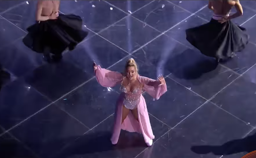 Albanka pokazala dvoglavog orla rukama tijekom nastupa na Eurosongu pa naljutila Srbe