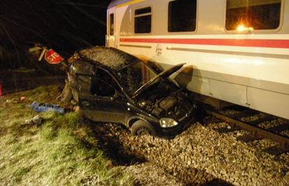 Zabok: U naletu vlaka na auto dvoje ljudi ozlijeđeno