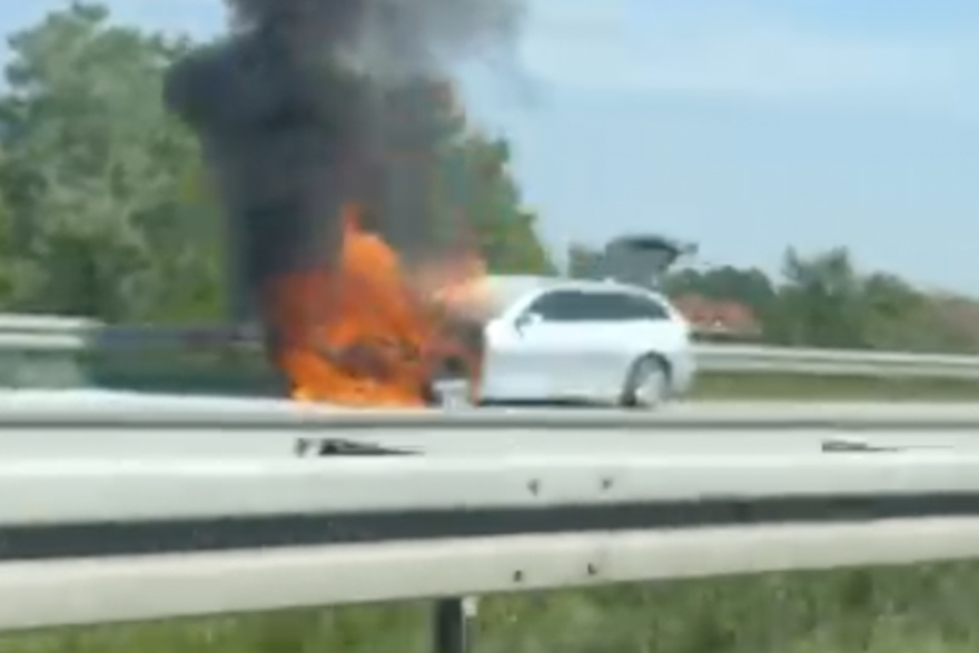 Gori automobil na obilaznici prema Westgateu