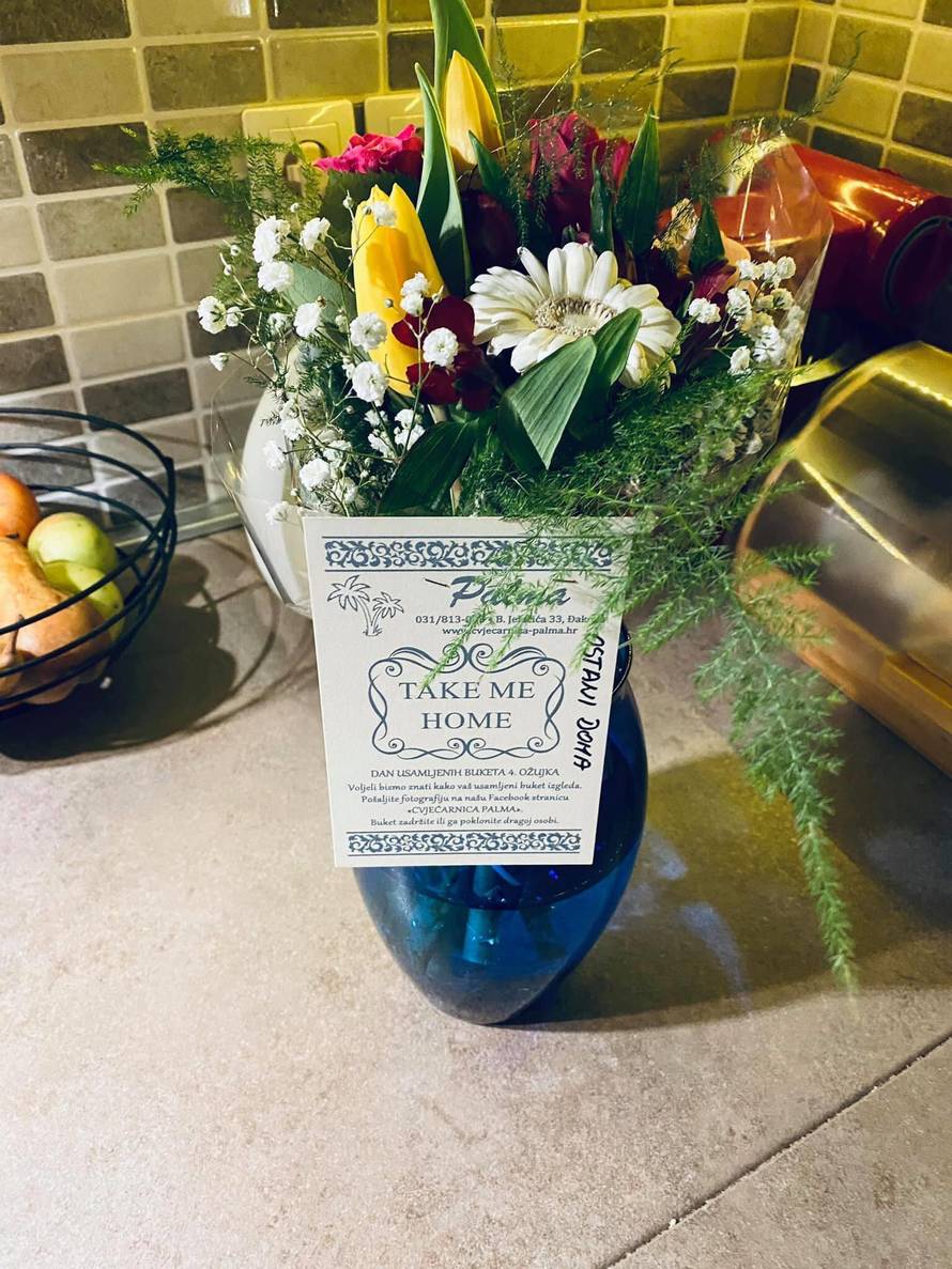 Ljudskost na djelu: Teta Ružica svoje kupce daruje buketima...