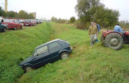 Automobil skliznuo u jarak pa ga izvlačili traktorom