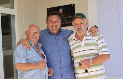 FOTO Građani Vira dobili po 1200 eura. Načelnik stigao u masu i dijelio im rješenja