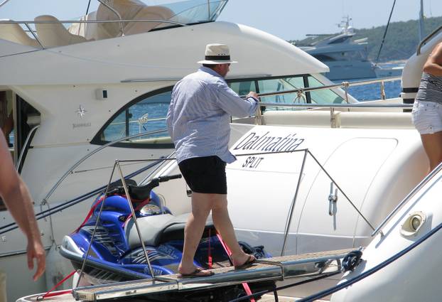 Hvar: Željko Kerum bez svoje Fani šetao gradom