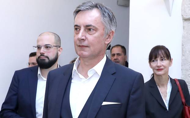 Zagreb: Miroslav Škoro predao je Drzavnom izbornom povjerenstvu kandidaturu za izbore