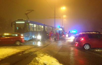 U sudaru auta i tramvaja na Horvaćanskoj jedan ozlijeđen