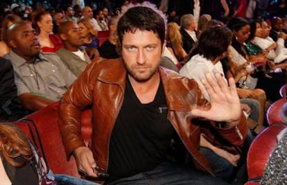 Gerard Butler skoro poginuo na snimanju, poklopio ga val