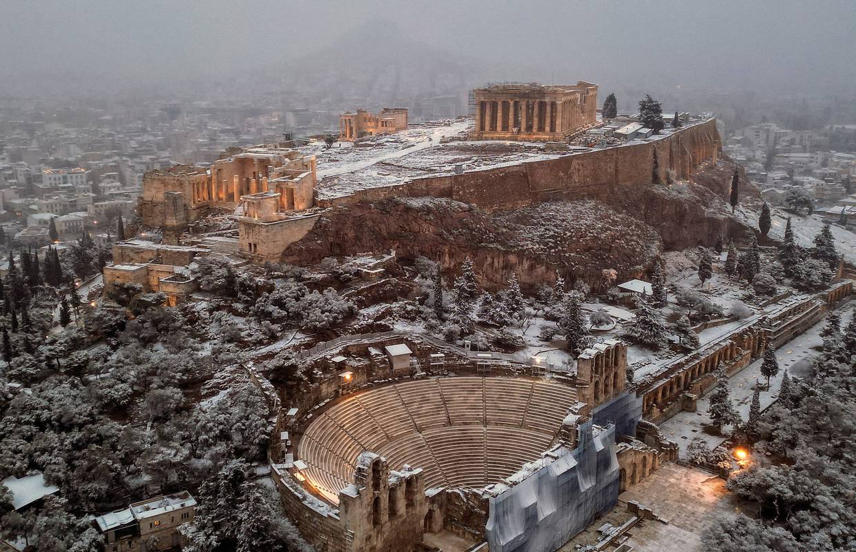 Snježna oluja zatvorila škole i dućane u  Ateni, promet u kaosu