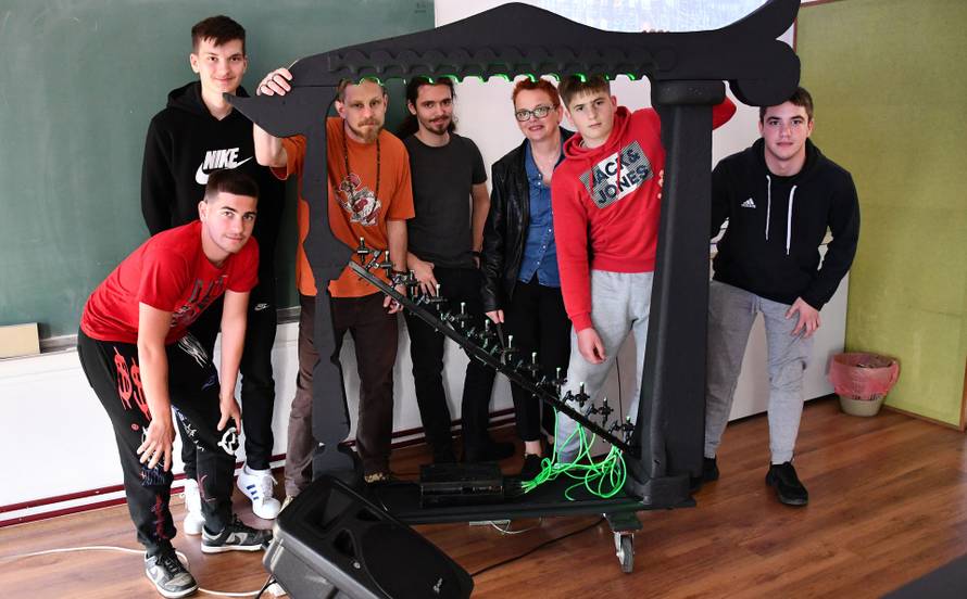 VIDEO Učenici iz Nove Gradiške napravili solarni 'Batmobile', lasersku harfu, rover za mine...