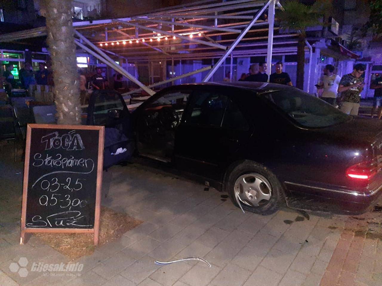 Mostar: Uletio Mercedesom u terasu kafića, skroz je uništio
