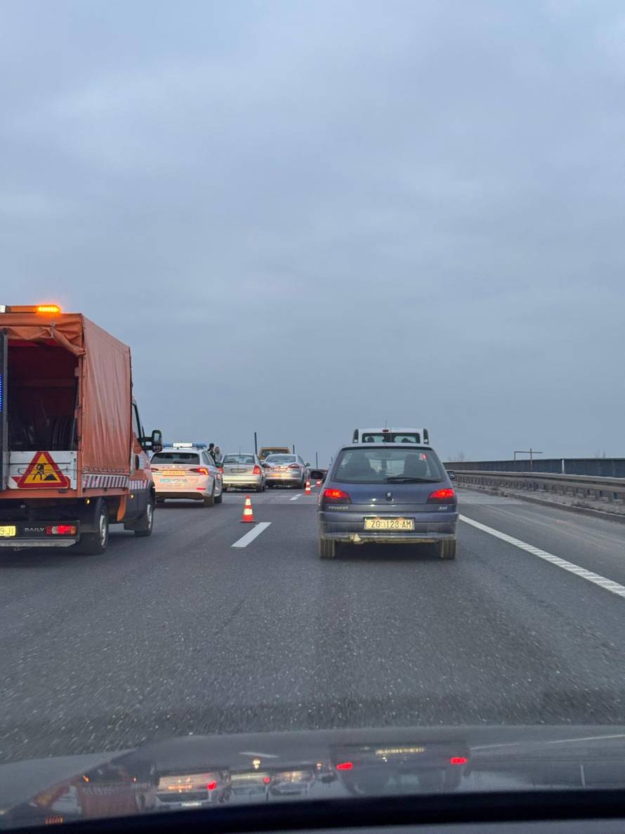 FOTO Lančani sudar pet auta: Oprez vozači! Vozi se usporeno