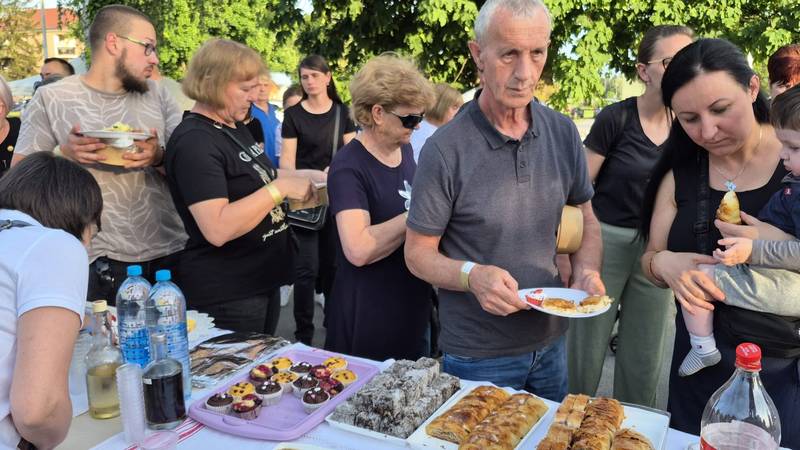 Najduži stol u Hrvata postavljen je u Velikoj: 'Od nas Slavonaca nitko ne može otići gladan'
