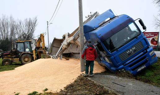 Prevozio kukuruz: Zbog skliske ceste i magle je završio u jarku