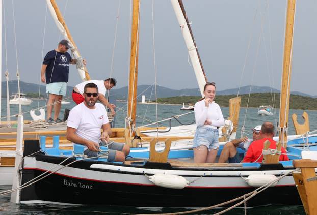 FOTO Čuvari stoljetne tradicije: Drveni brodovi utrkivali se na 'Regati za dušu i tilo' u Betini