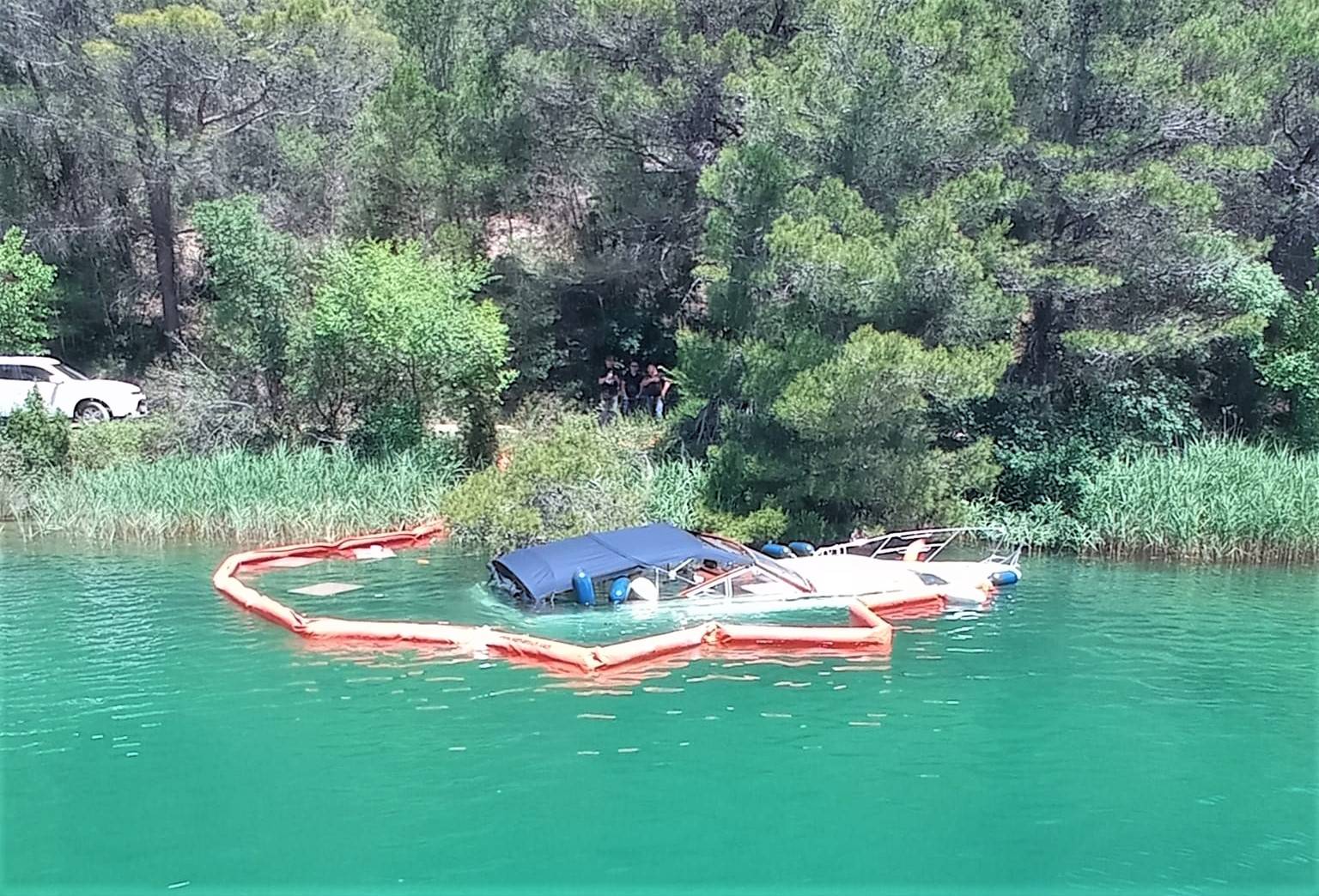 FOTO Brodicu koja je potonula u Krki danas će izvlačiti iz rijeke, u njoj je bilo 400 litara dizela