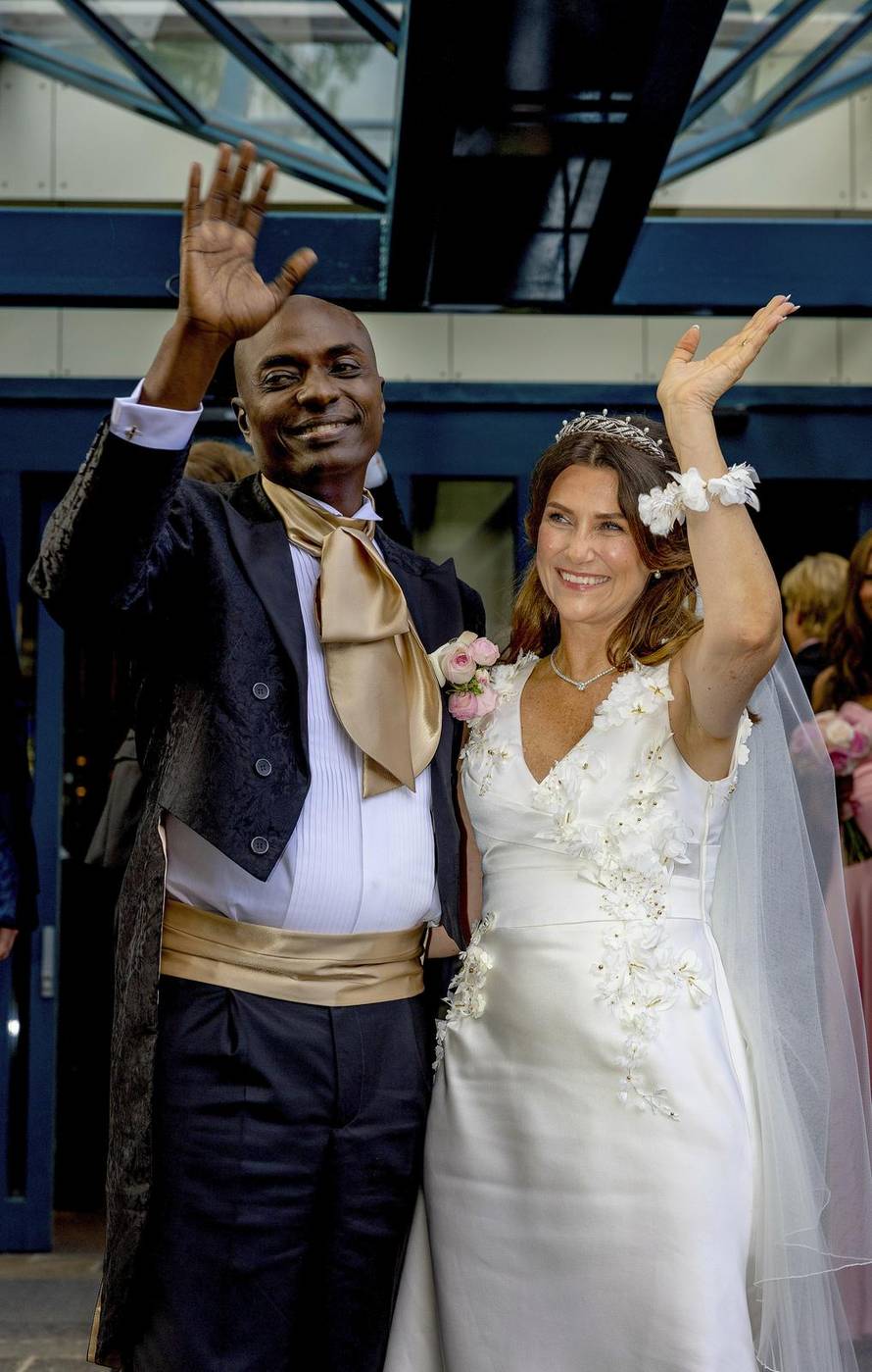 Bridal couple princess Märtha Louise and Mr. Durek Verrett greet the crowd