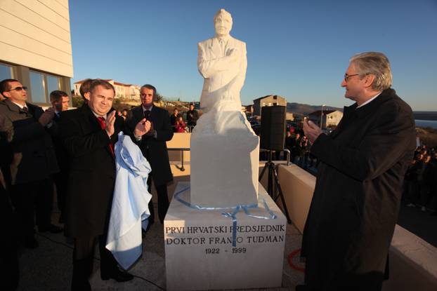 FOTO Najteži izbor: Svako naše mjesto svoj kip Tuđmana ima. Koji vam je Franjo najbolji?