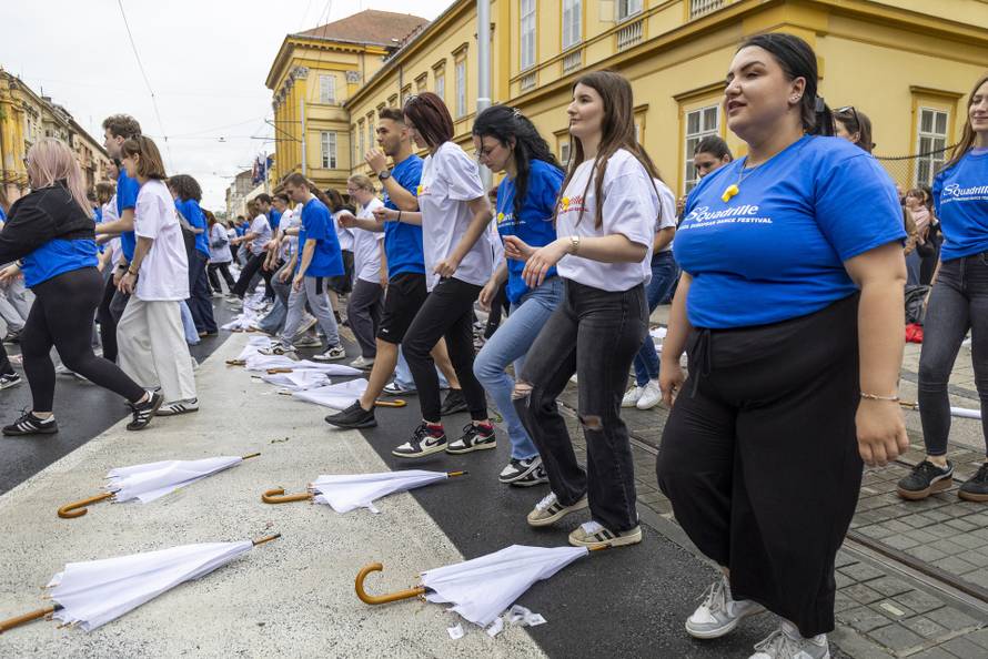 Osječki maturanti unatoč lošem vremenu plesali quadrillu u centru grada