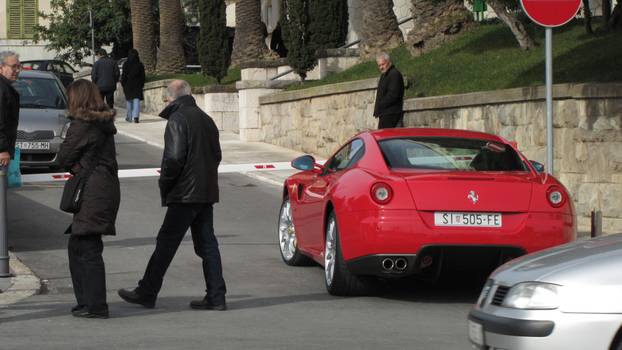 Split: Kerumov Ferrari 599 GTB mami pogled parkiran ispred zgrade Banovine 