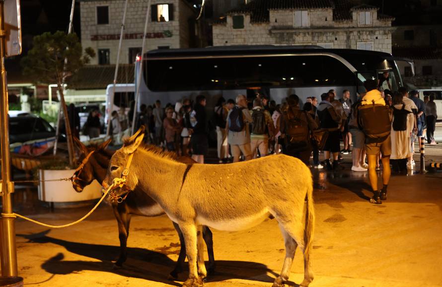 Milna: Zbog požara turisti proveli noć na rivi