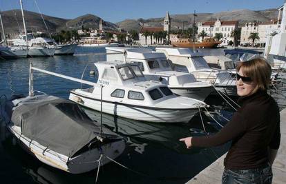 Trogir: Invalid u kolicima pao u more te je kritično