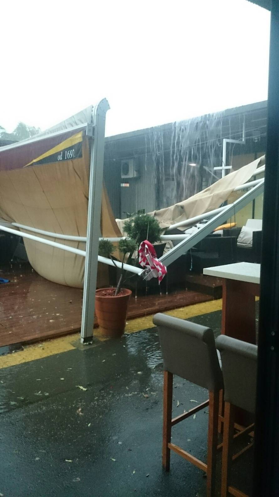 Nevrijeme rušilo stabla, nosilo krovove, kiša poplavila ulice