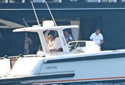 Posada jahte Jeffa Bezosa nakon njegovog odlaska uživala u slobodnom vremenu i skakanju u more
