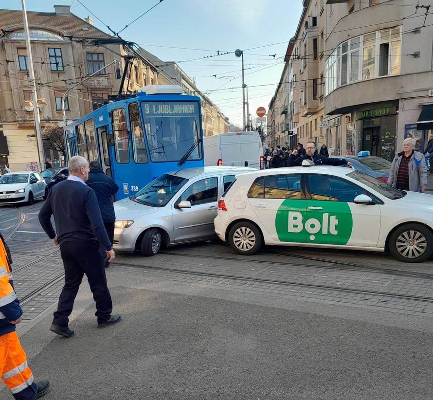 Sudar tramvaja i automobila u Zagrebu: Jedan ozlijeđeni