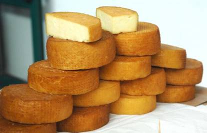 Na odmorištima uz A1 oduzeli su 195 kg sira, te med i gljive