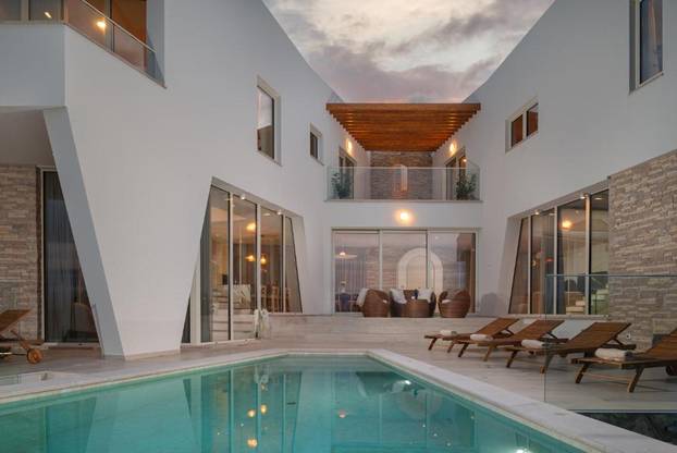 FOTO Ova kuća za odmor blizu Zadra nema niti jedan 'ravni' zid, a noćenje stoji 1100 eura