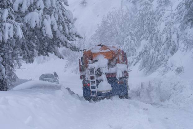 U Vrhovinama i Babinom Potoku palo je oko 50 do 80 cm snijega 