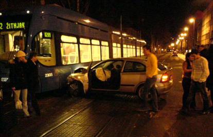 Bježao policiji pa se pijan autom zabio u tramvaj 