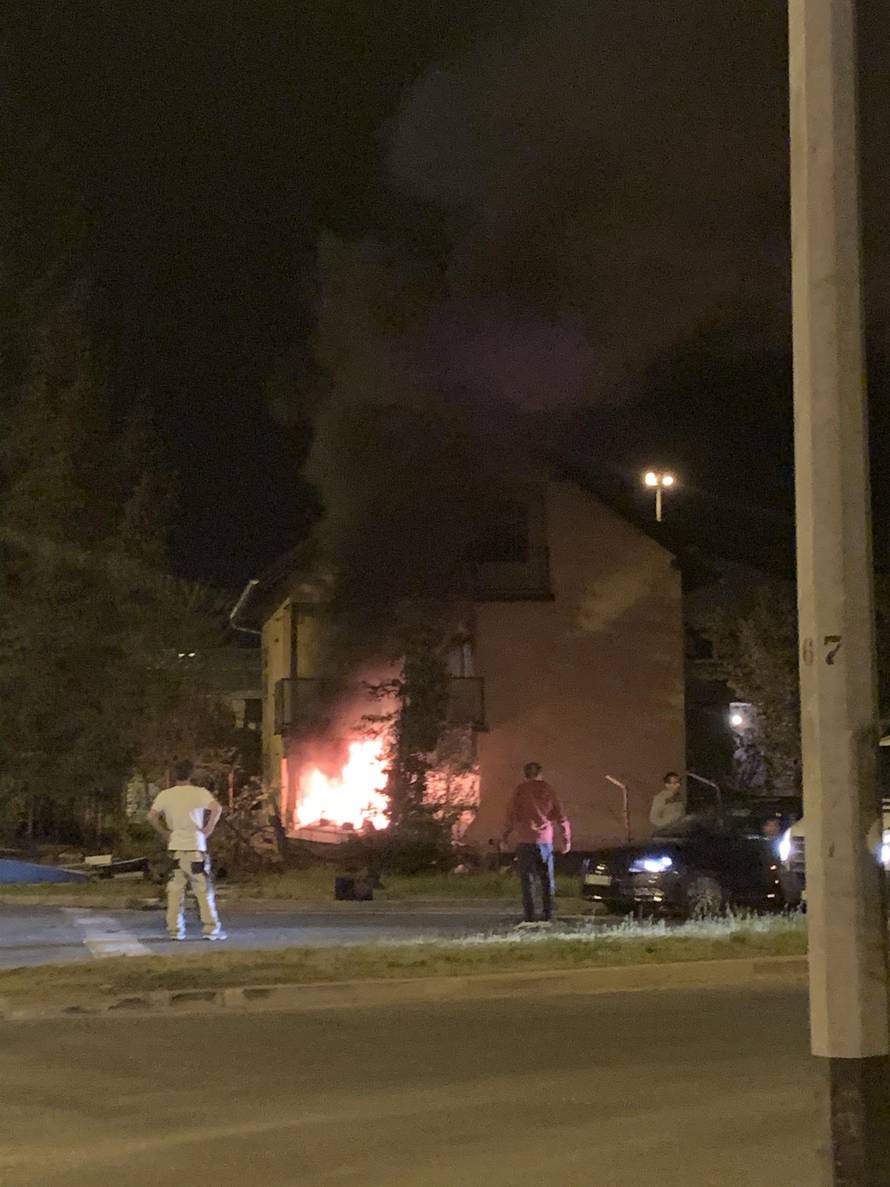 Nova snimka: Divljao BMW-om, udario u kuću, auto mu izgorio