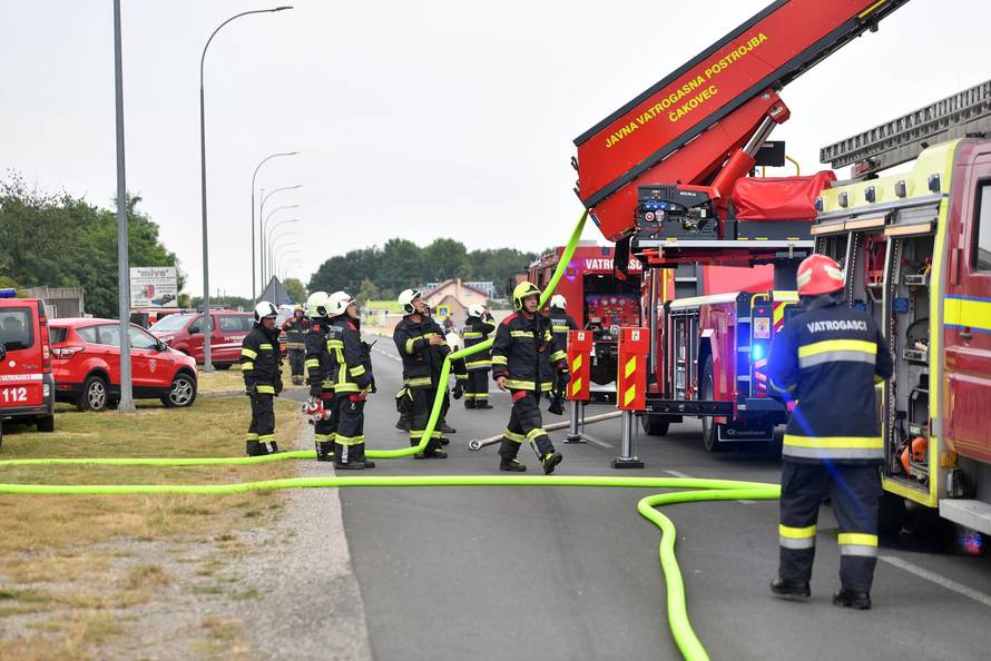 U industrijskoj zoni u Pribislavcu izbio je veliki požar