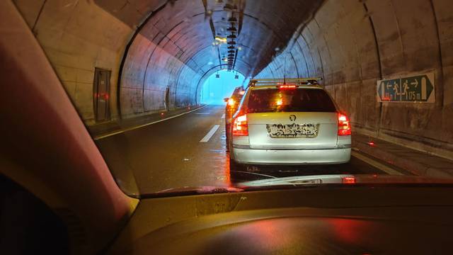 Opasno i suludo: Zaustavili aute u tunelu da ih zaštite od tuče
