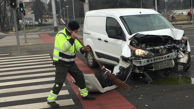 Kod Lisinskog se sudarili automobil i ZET-ov autobus